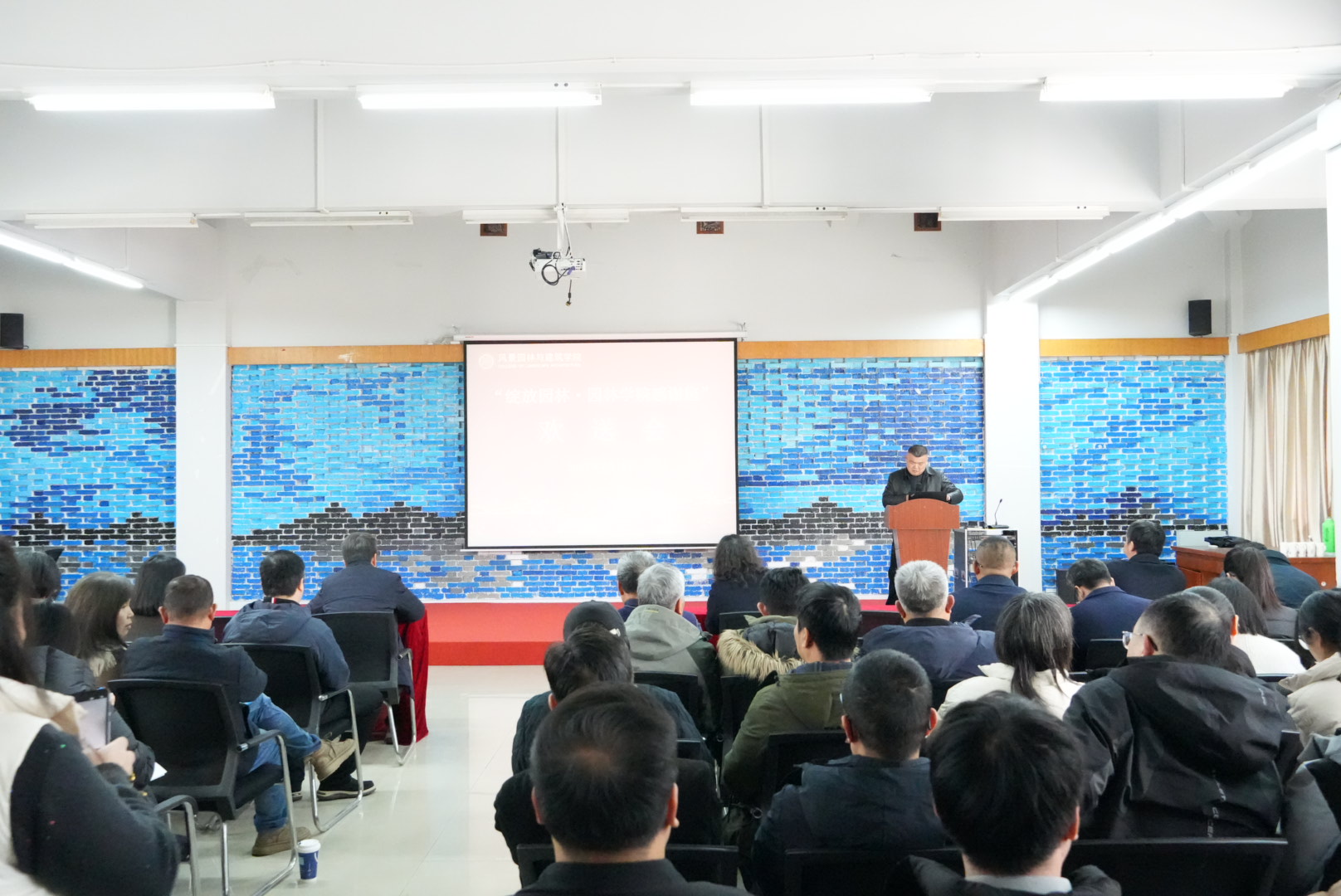 威廉英国召开新学期教职工大会暨欢送会、迎新会